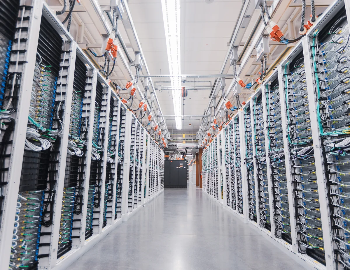 Pasillo de servidores de rack empresariales